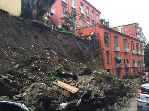 frana napoli riviera di chiaia Maltempo Napoli, frana e auto sepolte: dramma sfiorato per caso