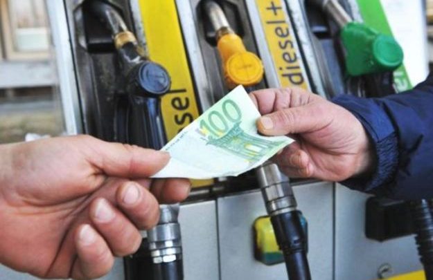 Eurozona, il prezzo della benzina aumenta per la parità euro/dollaro