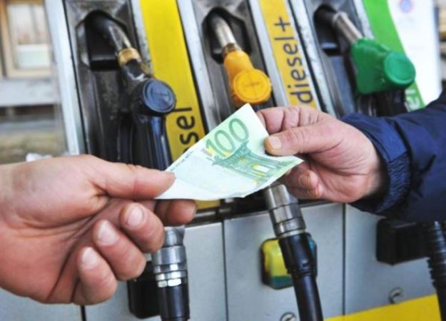 prezzo-benzina-oggi Eurozona, il prezzo della benzina aumenta per la parità euro/dollaro