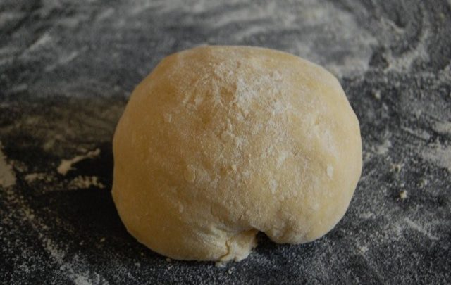 Pasta frolla: Ricetta base per crostate e biscotti