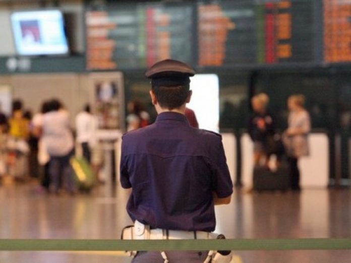 frontiera-aeroporto Immigrazione clandestina, bambino in trolley per superare frontiera
