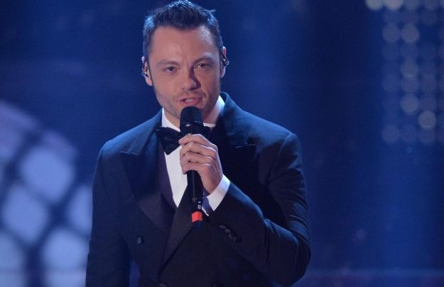 Finale The Voice of Italy 2015: Tiziano Ferro canta il nuovo singolo "Lo Stadio" (Video)