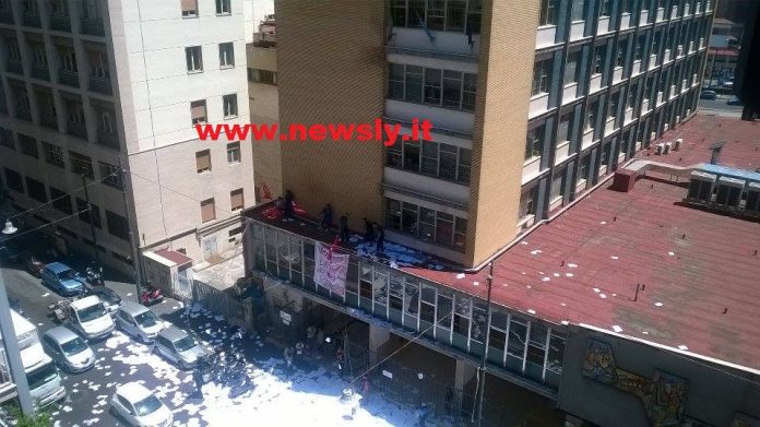 napoli-protesta-senza-lavoro Napoli, Protesta dei Disoccupati all'Agenzia del Territorio (Foto)