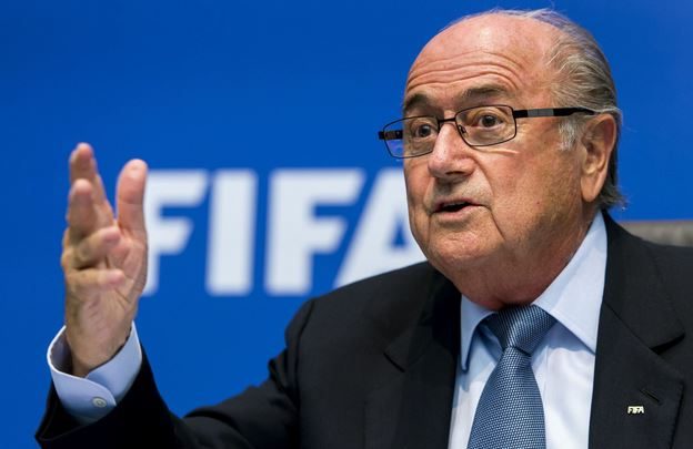 Blatter contestato in conferenza stampa: lanciate banconote false