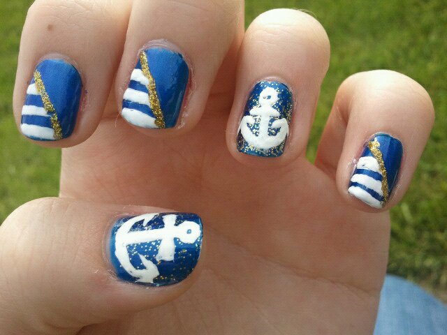 Nail Ancora Nail Art Facili: Come disegnare un'ancora su sfondo mare