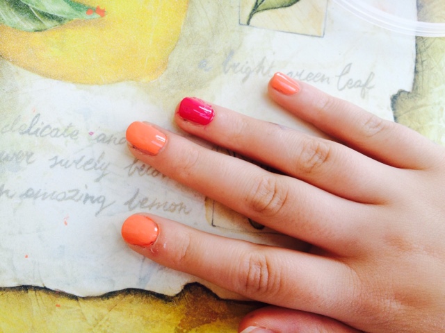 Nail-art-arancio Nail Art Estate 2015: Strass e Colori sulle Unghie