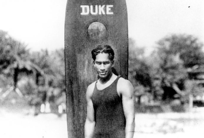 Duke-Kahanamoku Doodle Google di oggi (24 agosto), dedicato a Duke Kahanamoku
