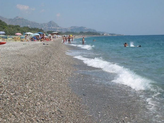 Spiaggia Fiumefreddo Sicilia Bambino Morto Annegato a Fiumefreddo: Aveva Quattro Anni
