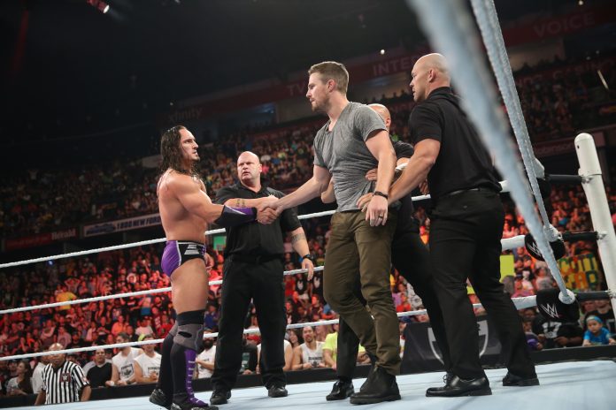 stephen-amell-monday-night-raw-wwe WWE, Amell vs Stardust: Il 23 Agosto sul Ring (Video)