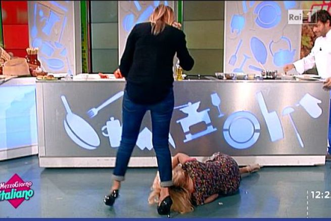 lisa-fusco-caduta Video Lisa Fusco-Spaccata: L'incidente su Rai Uno è virale sui social