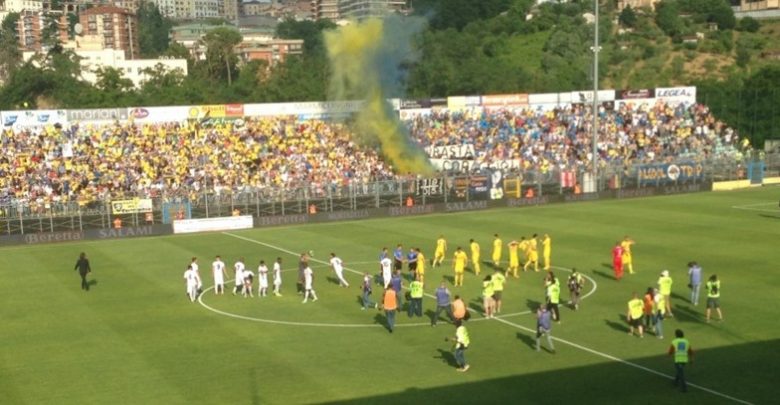 Stadio Matusa di Frosinone: diffida per i tifosi su tetti e balconi