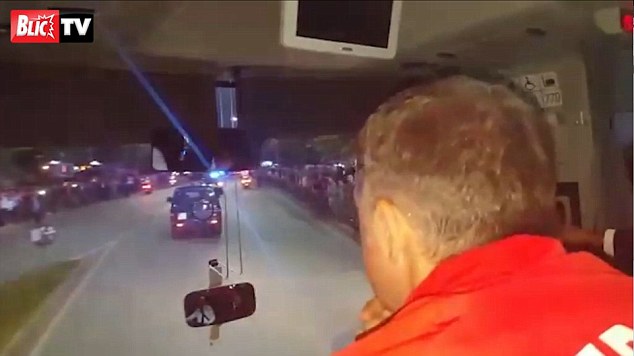 Sassi Pullman Albania Serbia Albania-Serbia (Video): Sassi sul Pullman degli Ospiti
