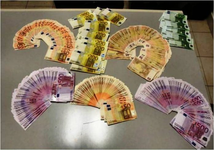 Soldi sequestrati Cronaca Napoli: Sequestrato denaro sporco a Capodichino