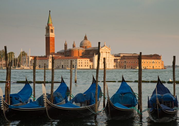 Gondeln am Canal Grande und Basilika San Giorgio Maggiore Vacanze low cost ottobre 2015: migliori offerte last minute Venezia