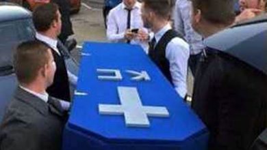 Photo of Si fidanza e non esce più con gli gli amici: Per dispetto gli organizzano il funerale