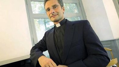 Photo of Monsignor Charamsa confessa: “Sono gay ed ho un compagno”