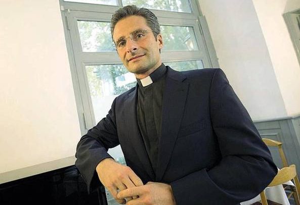 Monsignor Charamsa confessa: "Sono gay ed ho un compagno"