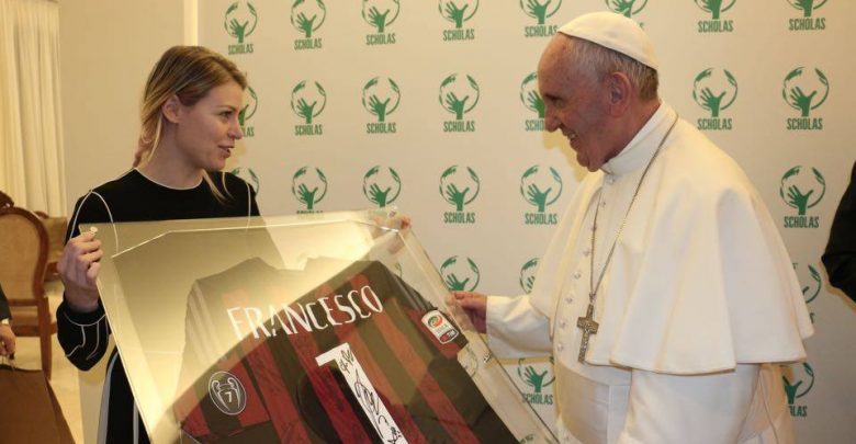Barbara Berlusconi dal Pontefice, maglia del Milan in regalo a Papa Francesco