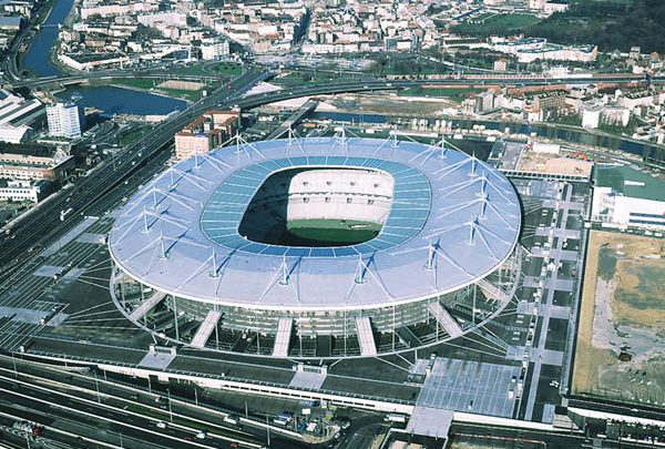 Tifosi escono dallo Stade de France cantando inno francese (Video)