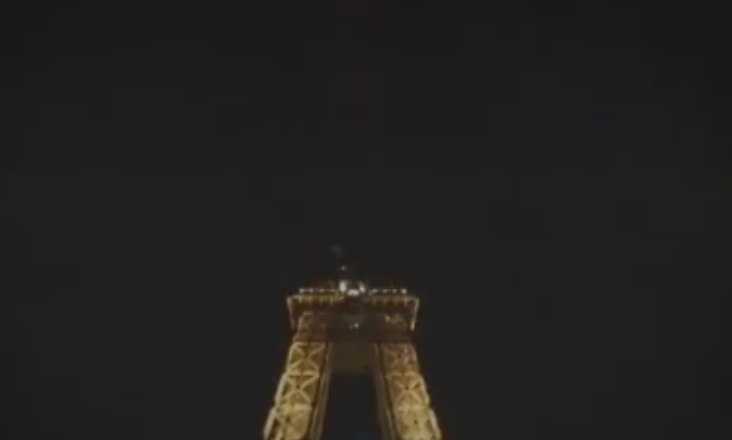Video Attentati Parigi: la Tour Eiffel si spegne