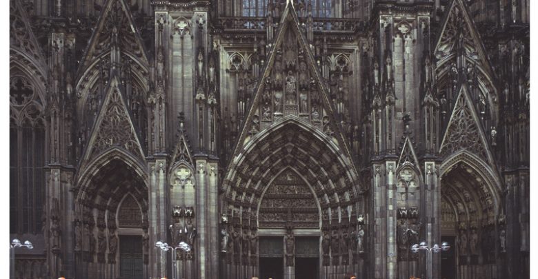Colonia, Artista Nuda al Duomo contro la Violenza alle donne