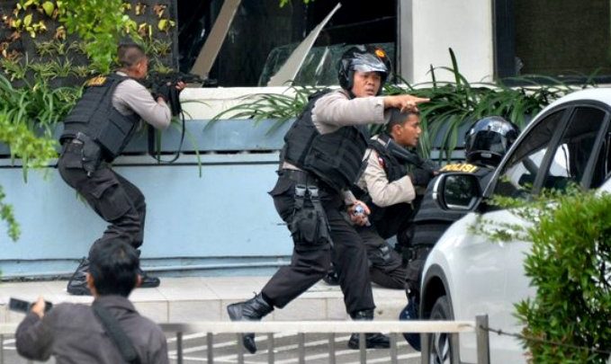 Giacarta, attentato kamikaze: "Volevano strage come a Parigi"