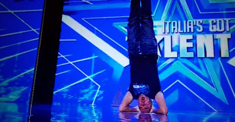 Video Stefano a Italia's Got Talent: lirica a testa in giù