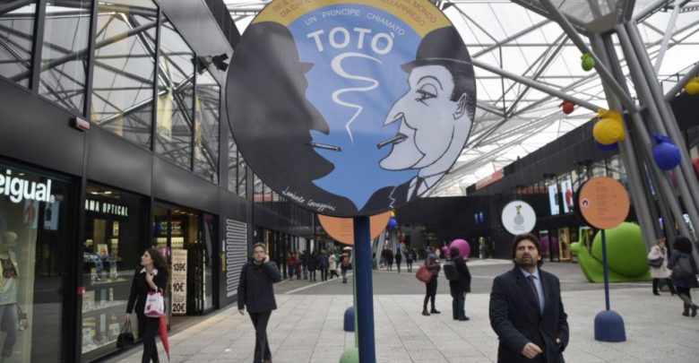 Stazione di Napoli Centrale, 12 "cartelli" dedicati a Totò