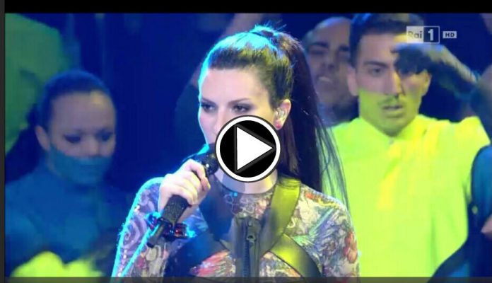 Laura Pausini Laura Pausini canta Innamorata: Video 1 Aprile 2016