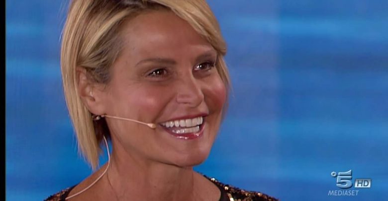 Vestito Simona Ventura in Studio Isola dei Famosi (Foto 18 aprile) 1