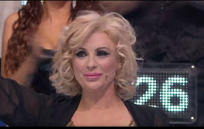 Tina cipollari ciao Darwin Tina Cipollari a Ciao Darwin 7: Rappresenta la