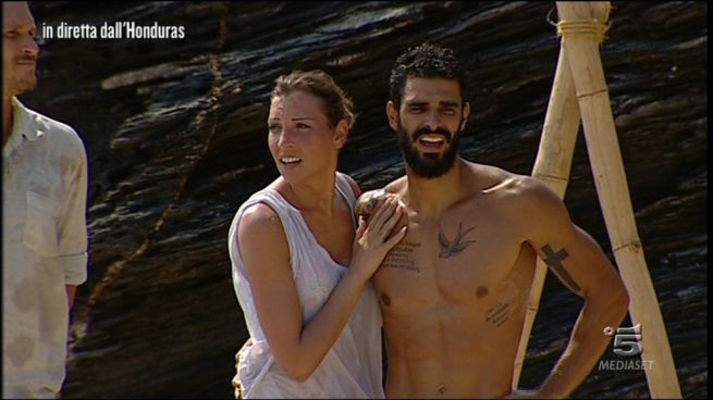 Cristian e Tara all'Isola dei Famosi: La Notte Insieme (Video)