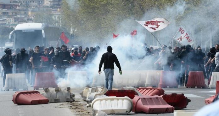 ++ Bagnoli: corteo protesta, lacrimogeni e lancio pietre ++ Renzi a Napoli, Video Scontri Centri Sociali e Polizia