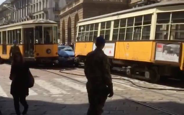 Incidente Milano, Macchina Polizia tra due Tram (Foto) 2