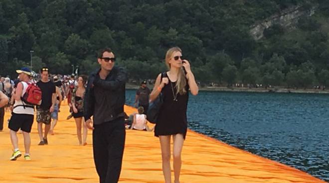 Jude Law sul Floating Piers Vip sulla passerella di Christo: Jude Law e Willem Dafoe su