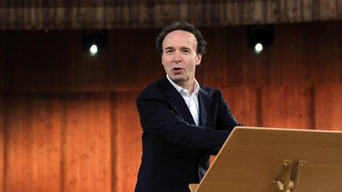 Roberto Benigni festa della Repubblica discorso Costituzione Roberto Benigni Discorso Costituzione: Video 2 Giugno 2016