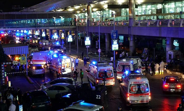 attentato-istanbul-aeroporto-soccorsi Attentato Istanbul, Ultime Notizie | Video | Foto