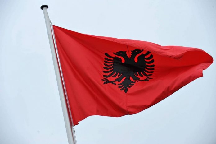 bandiera albania Inno Nazionale Albanese: Video, Testo e Traduzione Himni i Flamurit