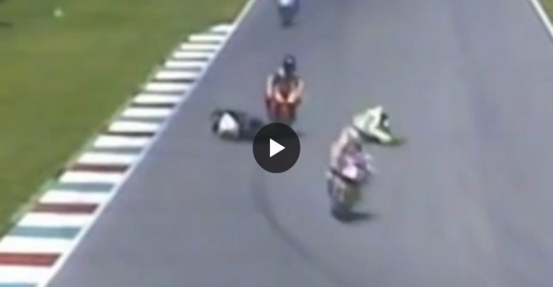 Niccolò Canepa fa cadere un motociclista (Video)
