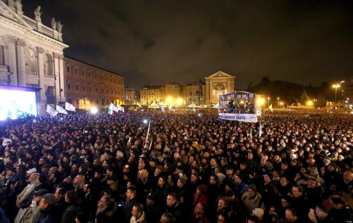 GRILLO, SIAMO 800 MILA IN QUESTA PIAZZA Comuni a 5 Stelle in Italia | Foto