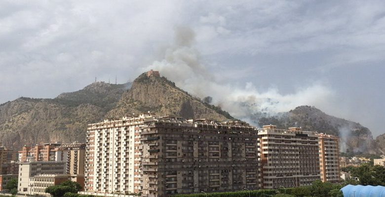 Incendio a Palermo: Evacuate Monte Pellegrino, Acquasanta e Sperone