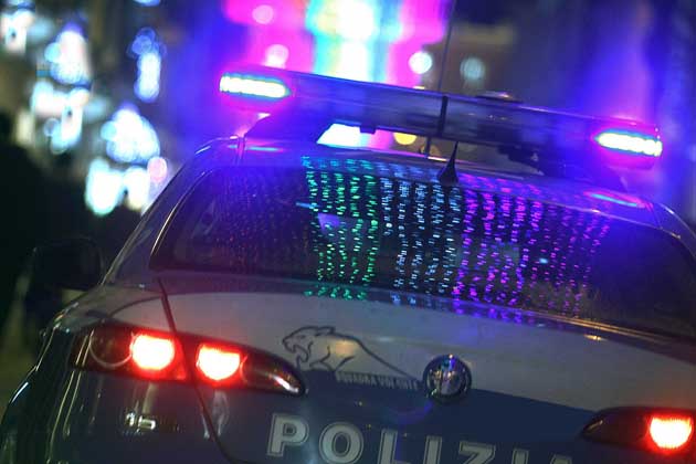 polizia-notte Omicidio a Taranto: uomo Uccide la moglie e il figlio di 4 anni