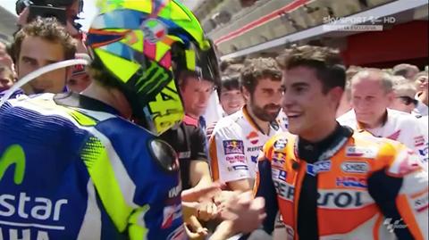 stretta-mano-rossi-marquez Motogp 2016 Catalogna: Stretta di mano Rossi Marquez (Video)