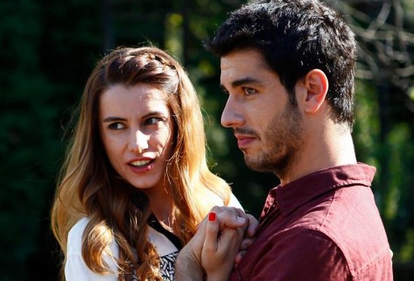 Cherry Season Burcu e emre Cherry Season (Spoiler): Burcu vede Emre e Seyma che si abbracciano