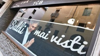 Photo of Bocelli Pubblicità “Saldi Mai Visti” a Bassano: Polemica sul web (Foto)