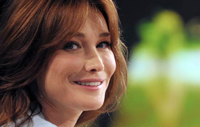 Carla Bruni sui social: La foto che fa discutere