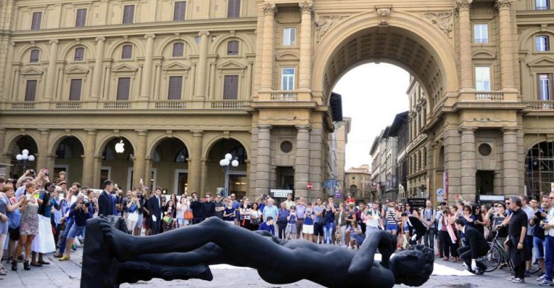 David Nero a Firenze: Simbolo del Lutto Universale (Foto)