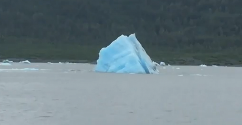 Iceberg si ribalta nel lago in Alaska (Video)