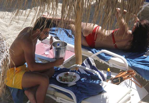 sami-khedira-adriana-lima_7y27mvedhtkr15enojjw33o7h Kedhira in vacanza con Lima a Mykonos (Foto) 1
