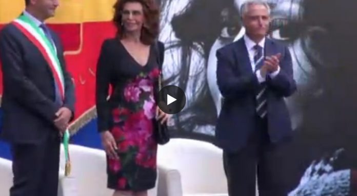sophia-loren-cittadinanza Sofia Loren a Napoli riceve Cittadinanza Onoraria (Video) 2